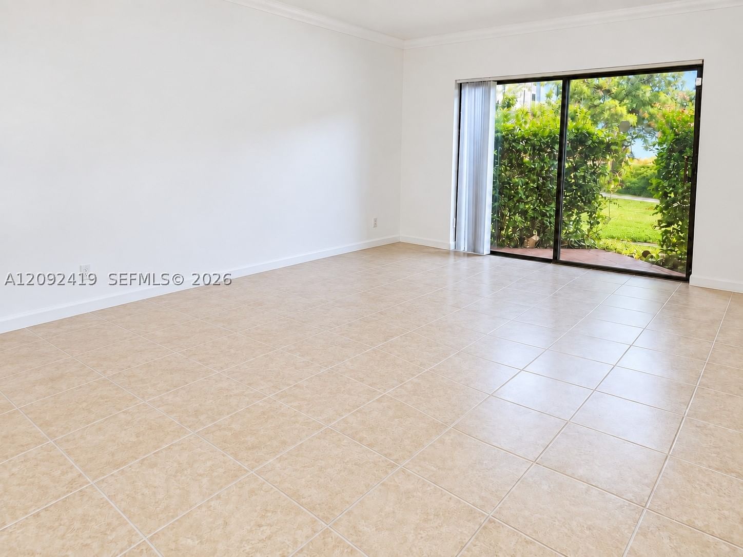 Real estate property located at 8290 Lake Dr #112, Miami-dade, Las Vistas At Doral Condo, Doral, FL