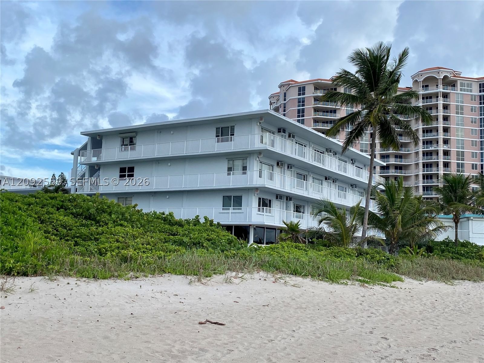 Real estate property located at 1480 Ocean Blvd #105, Broward, International Studio Apt, Lauderdale By The Sea, FL