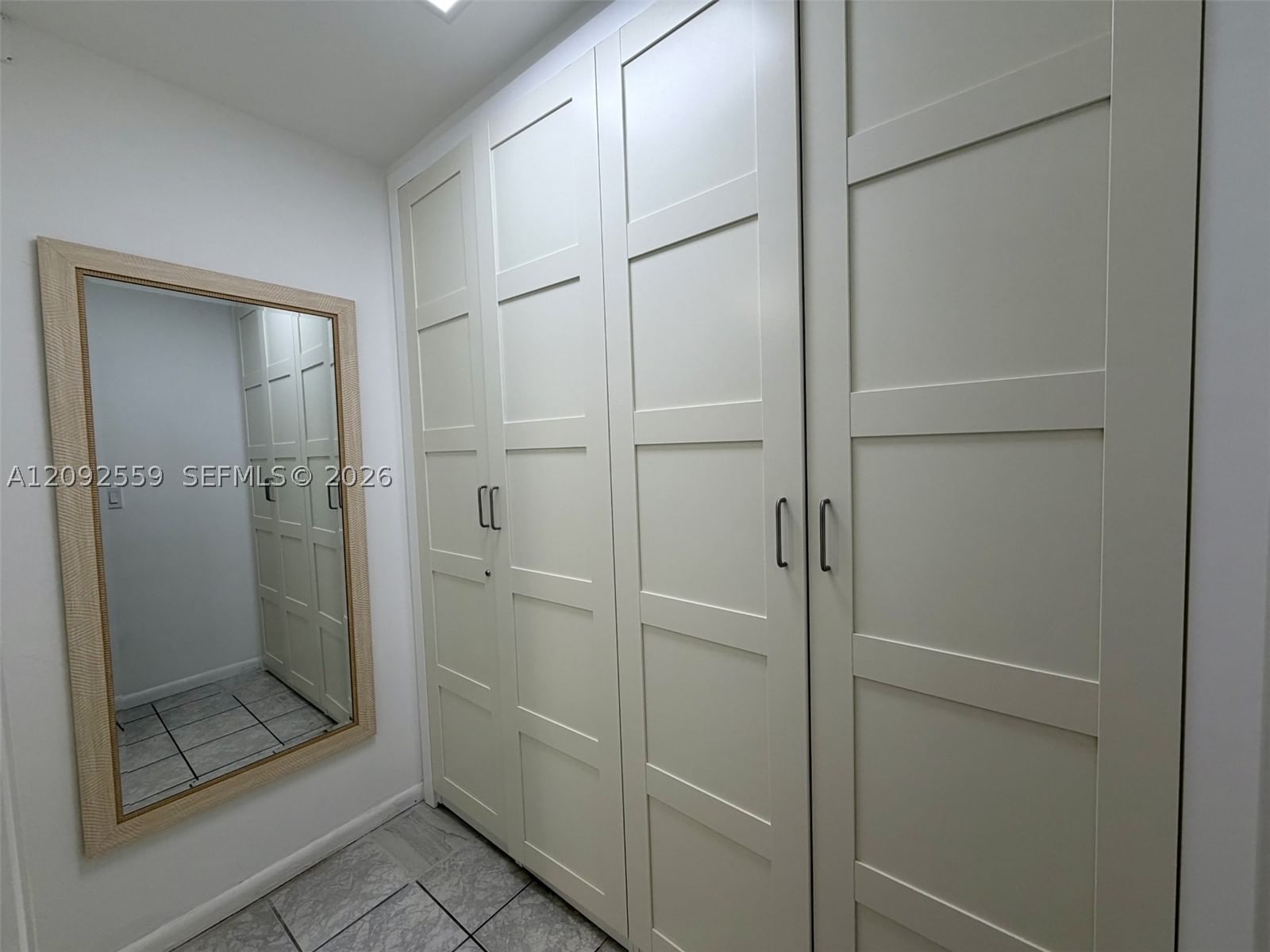 Real estate property located at 1480 Ocean Blvd #105, Broward, International Studio Apt, Lauderdale By The Sea, FL