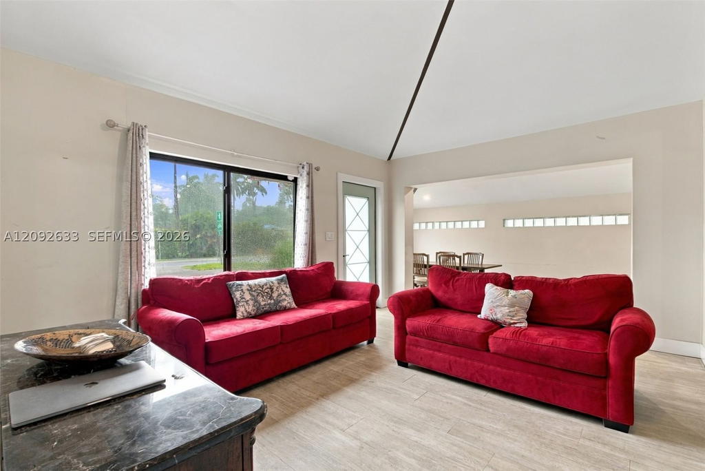 Real estate property located at 565 East Dr, Miami-dade, Foust Sub, Miami Springs, FL