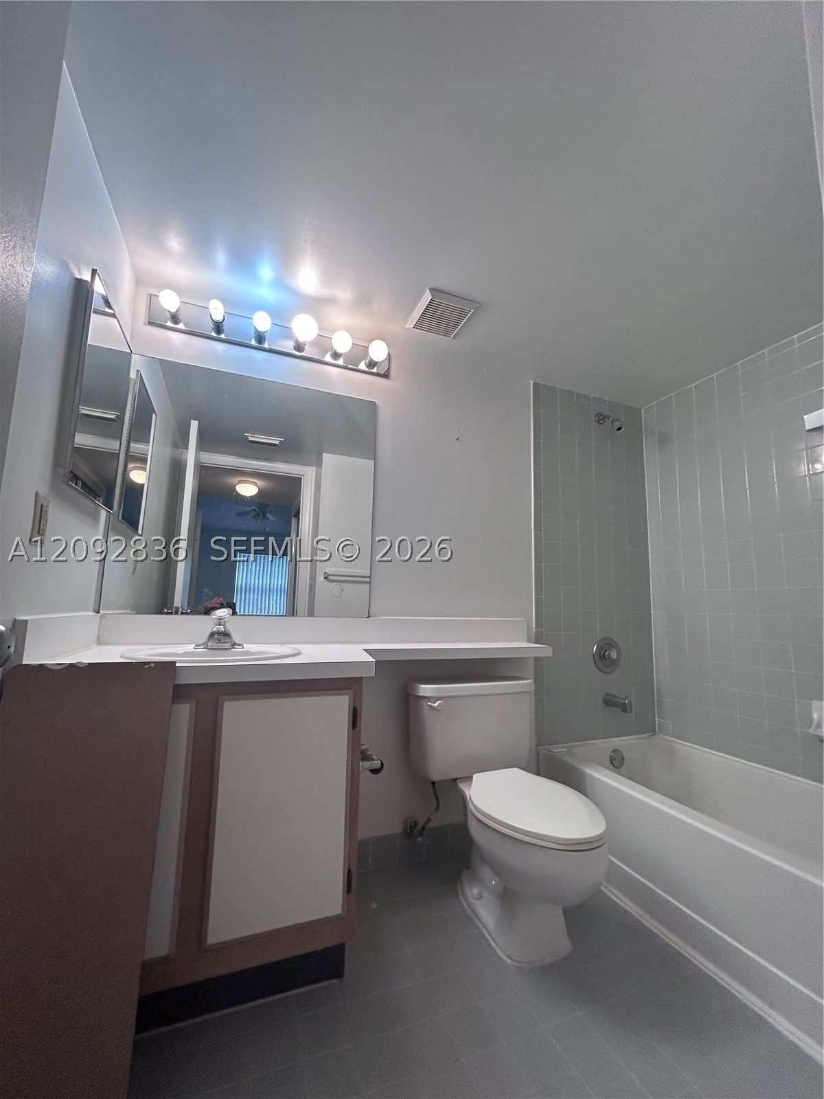 Real estate property located at 2890 Oakland Forest Dr #202, Broward, Lakeview Club Condo, Oakland Park, FL