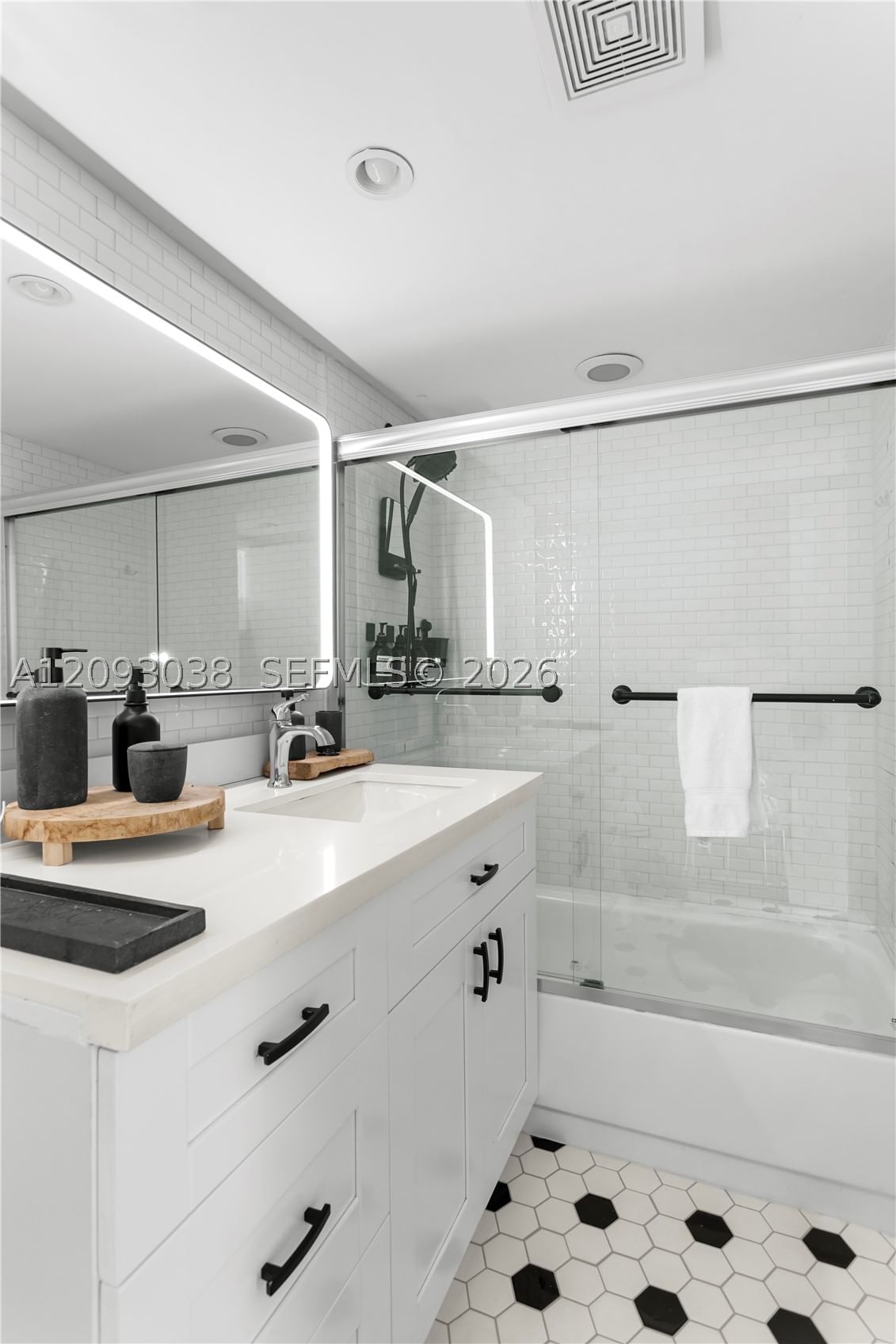 Real estate property located at 4301 Collins Ave #207, Miami-dade, Vendome Place Condo, Miami Beach, FL