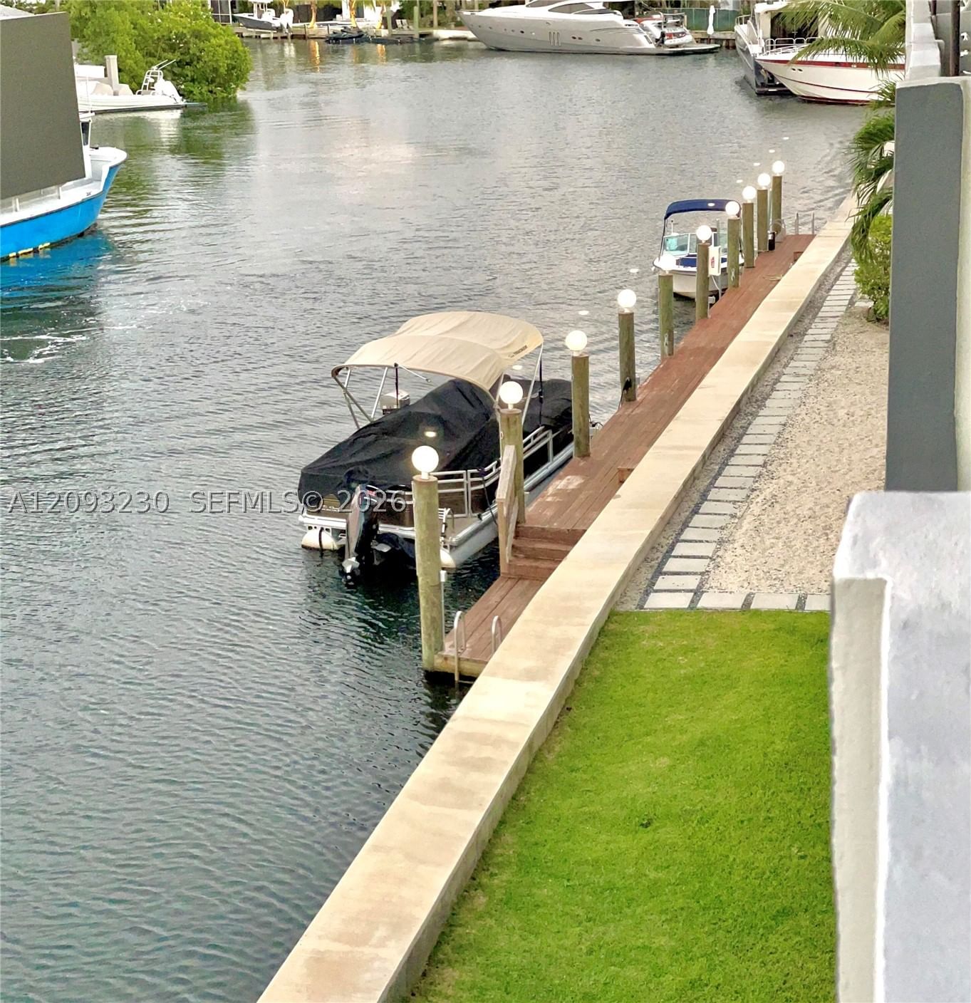 Real estate property located at 13105 Ixora Ct #302, Miami-dade, Keystone Arms Condo, North Miami, FL
