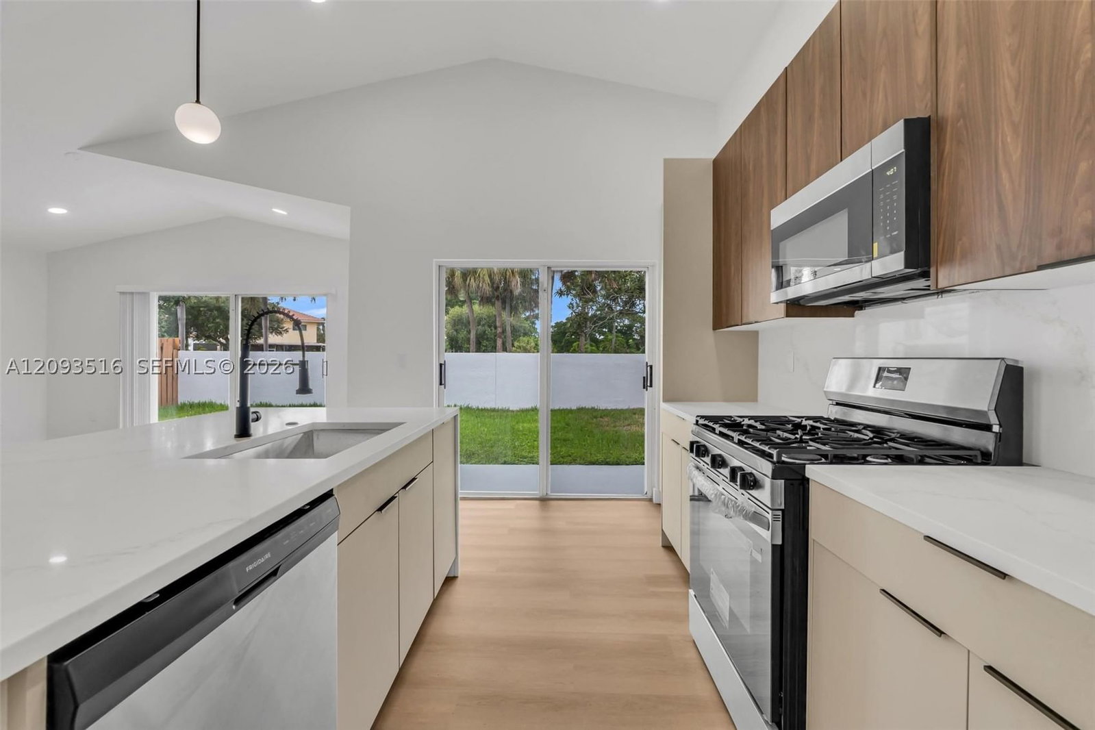 Real estate property located at 16 Gables Blvd, Broward, Bonaventure, Weston, FL