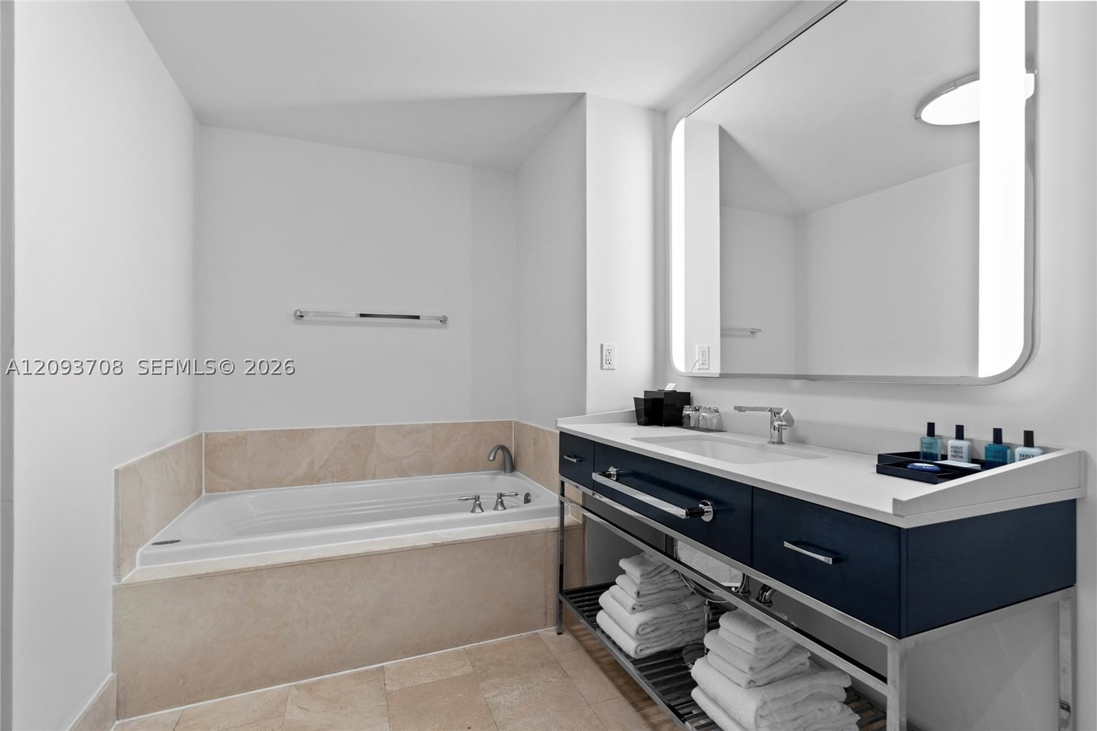 Real estate property located at 4401 Collins Ave #1709, Miami-dade, Fontainebleau Ii Tresor, Miami Beach, FL