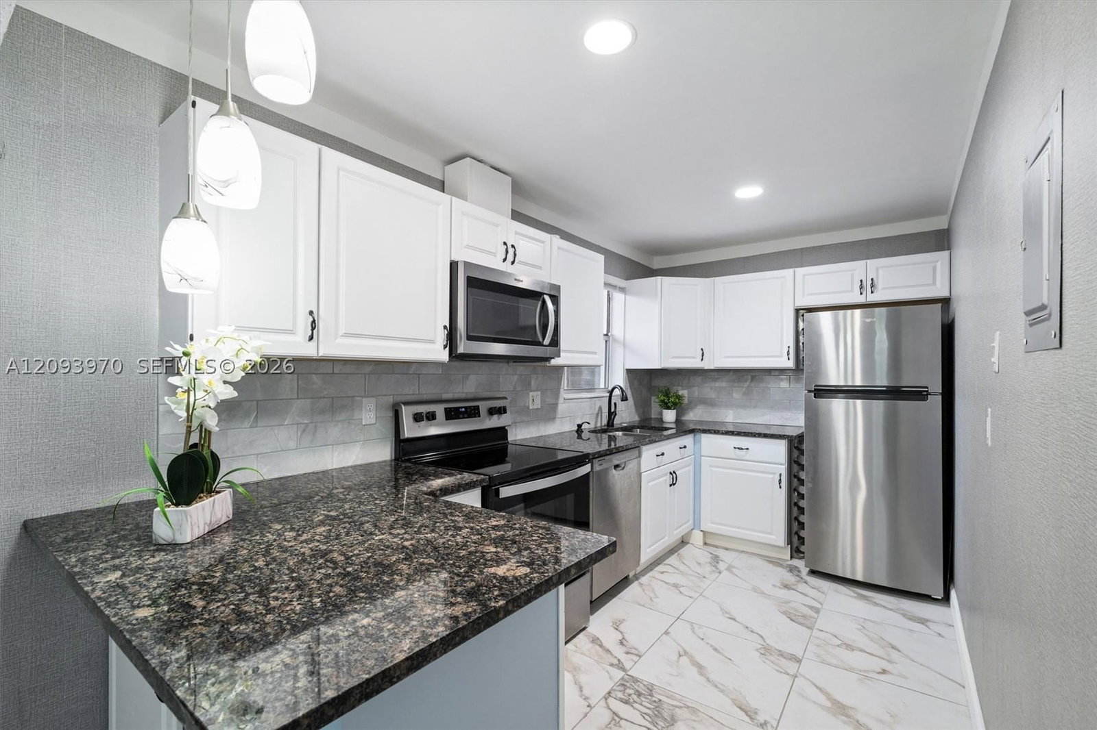 Real estate property located at 236 Lake Dora Dr #236, Palm Beach, Golden Lakes Village Cond, West Palm Beach, FL