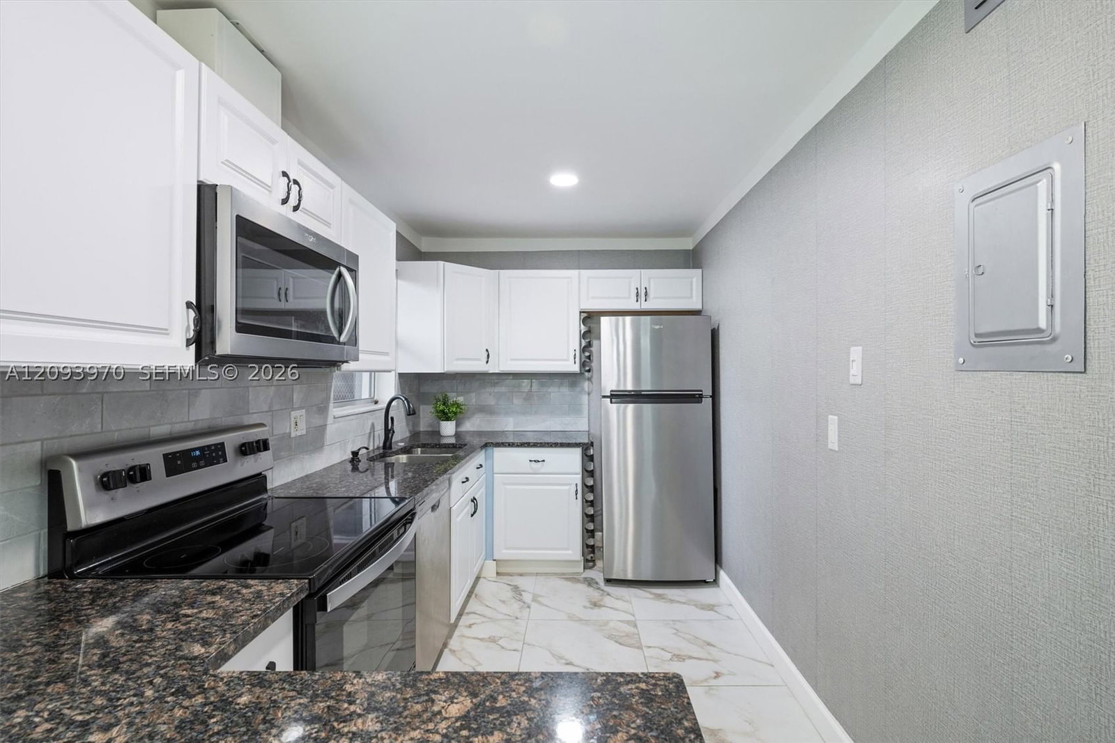 Real estate property located at 236 Lake Dora Dr #236, Palm Beach, Golden Lakes Village Cond, West Palm Beach, FL