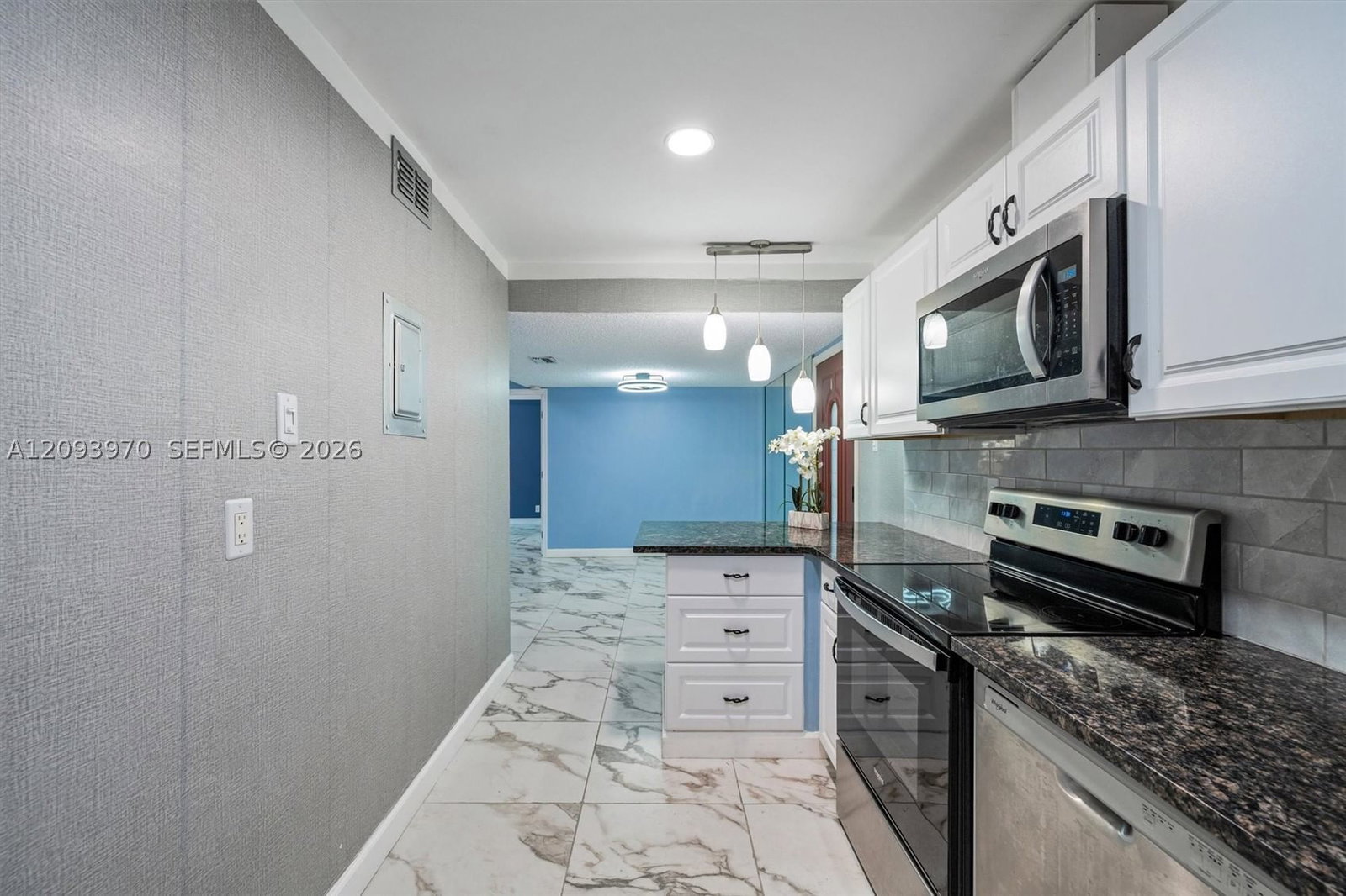 Real estate property located at 236 Lake Dora Dr #236, Palm Beach, Golden Lakes Village Cond, West Palm Beach, FL