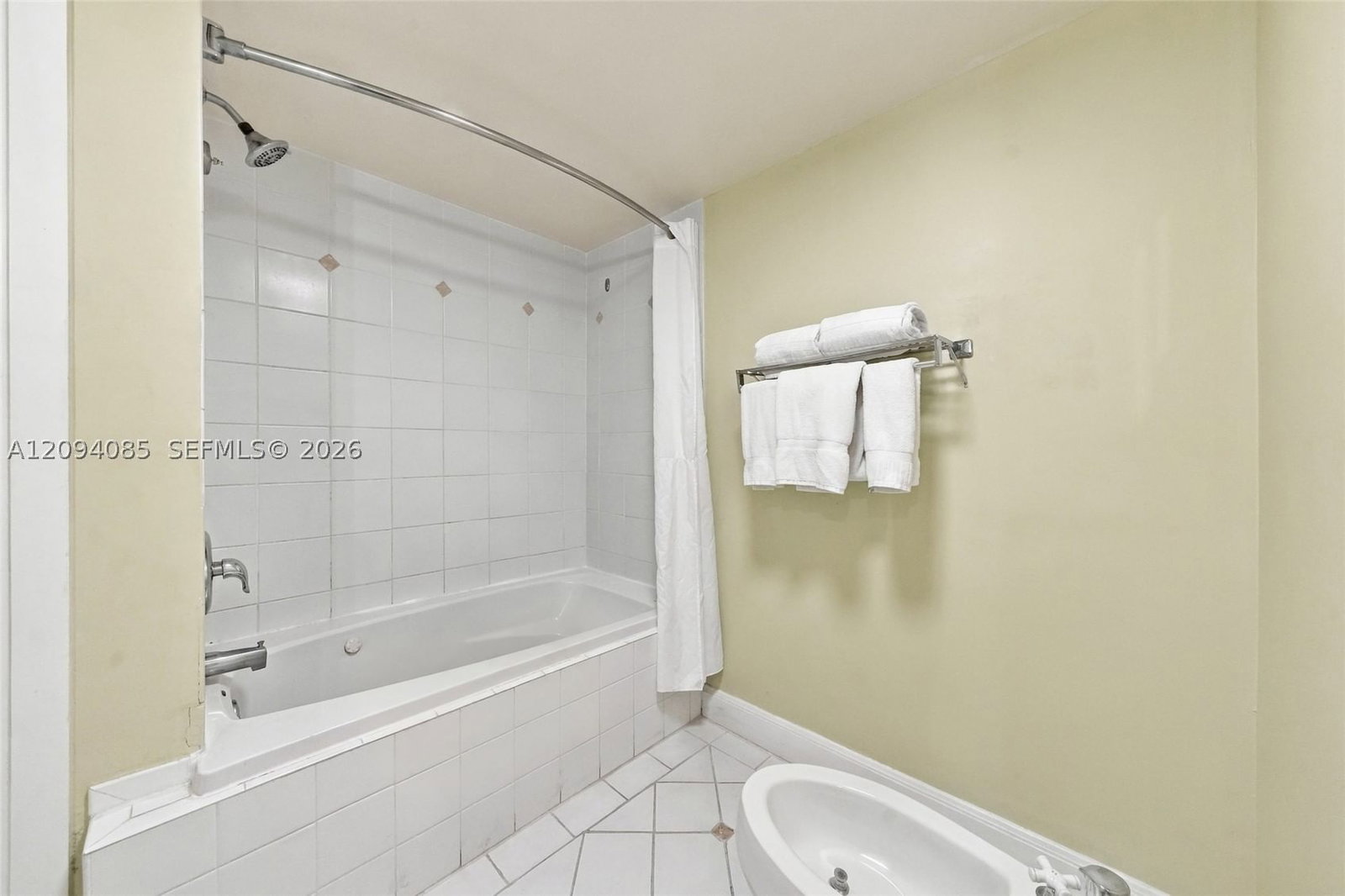 Real estate property located at 2951 Bayshore Dr #512, Miami-dade, The Mutiny Condo, Miami, FL