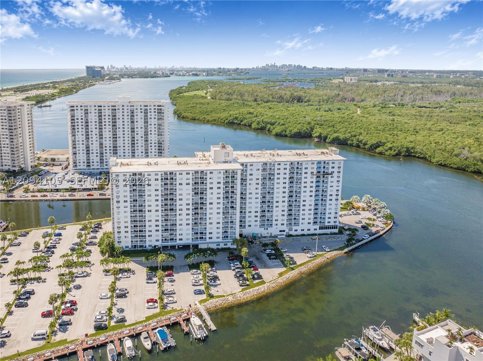 Real estate property located at 400 Kings Point Dr #1427, Miami-dade, Coastal Towers Condo, Sunny Isles Beach, FL