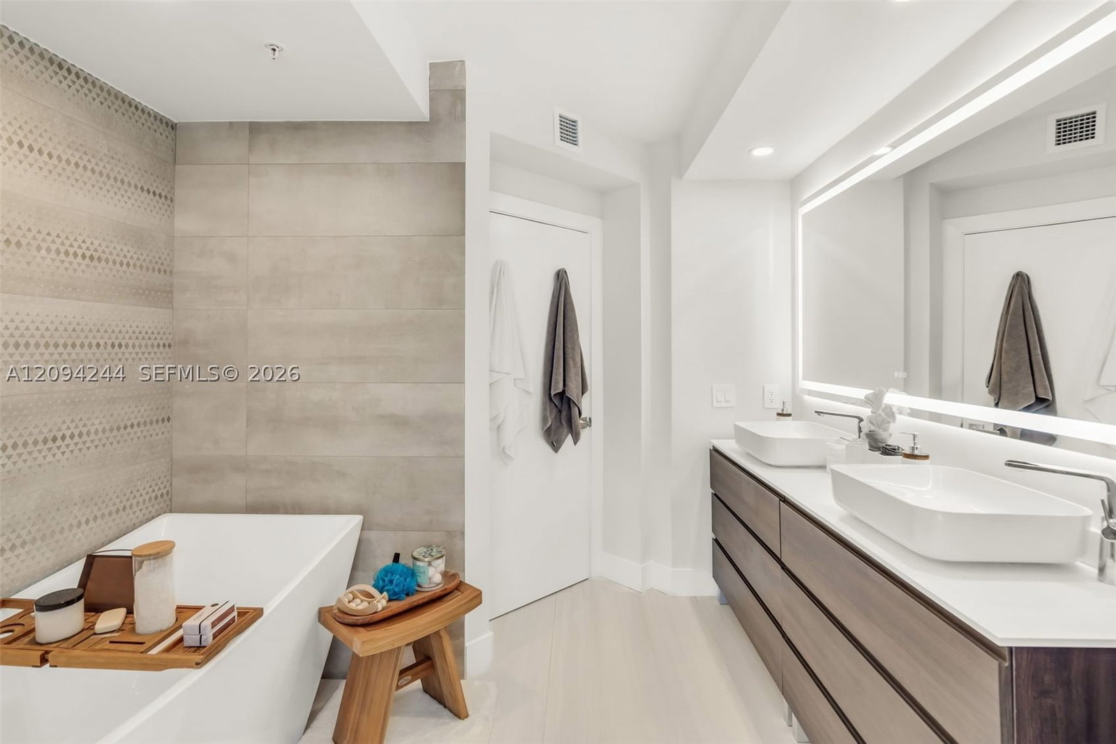 Real estate property located at 1500 OCEAN DR #707, Miami-dade, 1500 Ocean Drive Condo, Miami Beach, FL