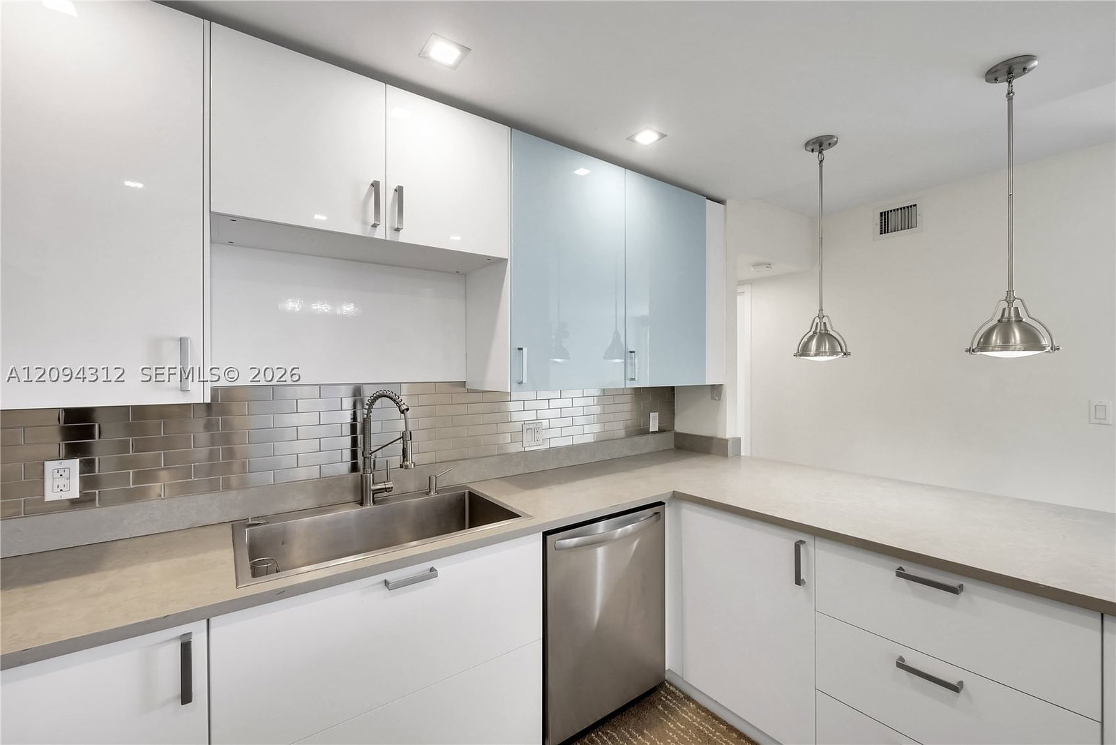 Real estate property located at 100 Bayview Dr #1008, Miami-dade, Arlen House East Condo, Sunny Isles Beach, FL