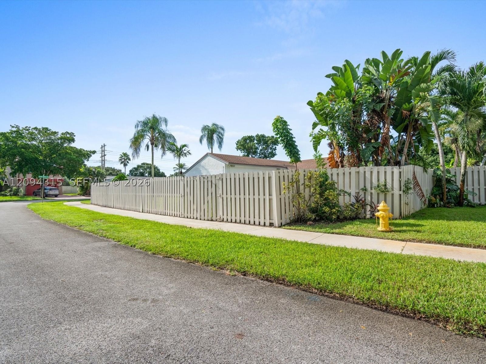 Real estate property located at 1061 Cedar Creek Way, Broward, Shenandoah Section Four, Davie, FL