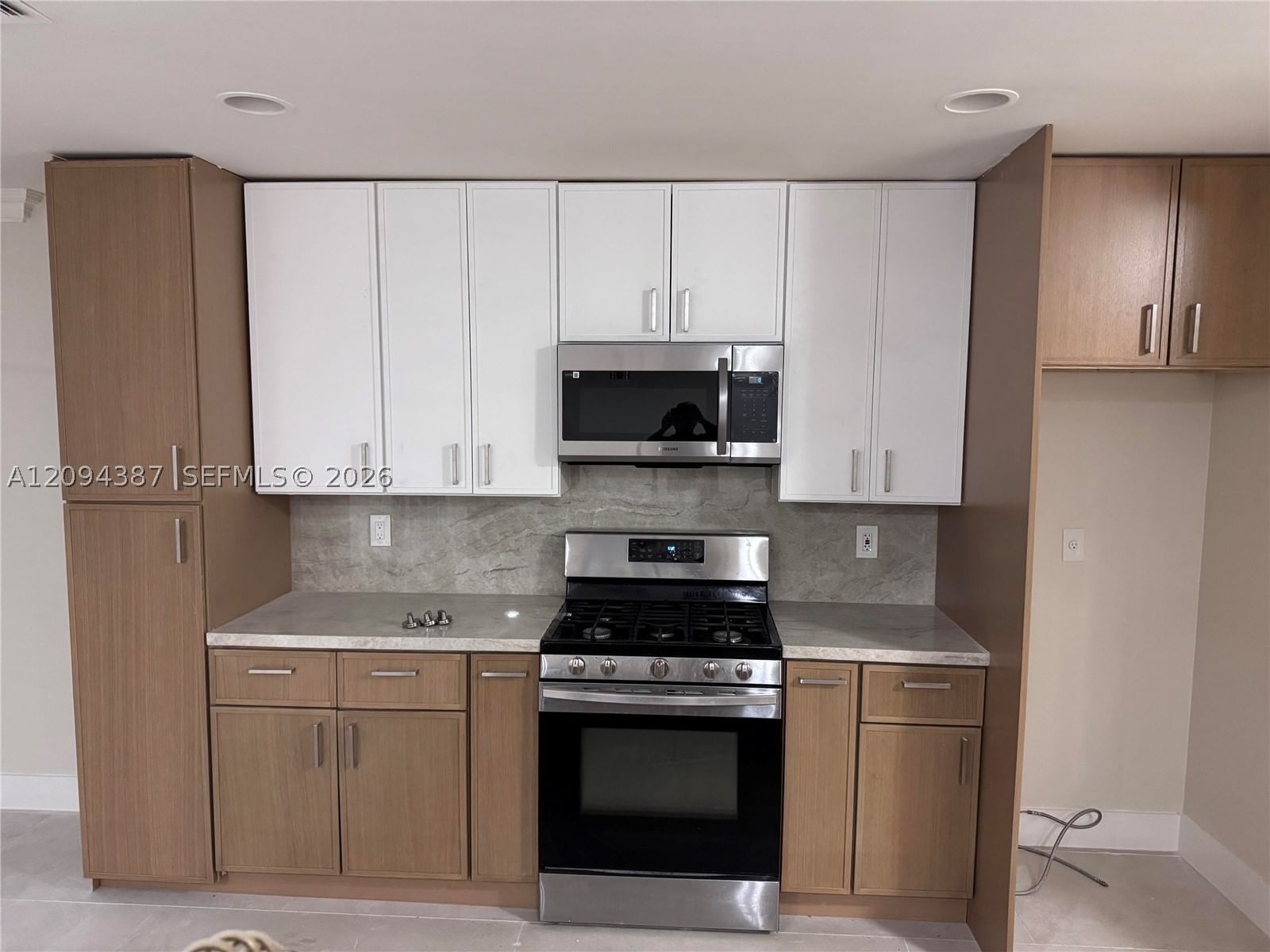 Real estate property located at 83 Gables Blvd, Broward, Bonaventure 82-43 B, Weston, FL