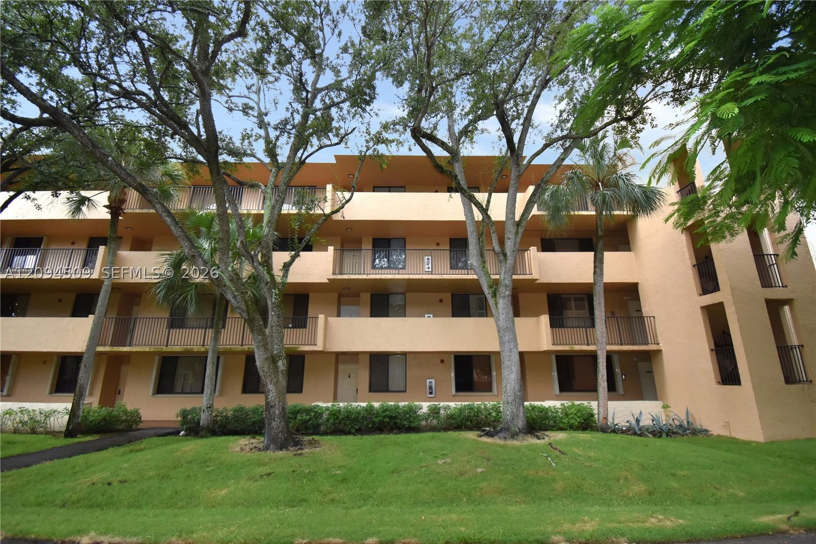 Real estate property located at 8592 Sunrise Blvd #303, Broward, Jacaranda Heights Condo, Plantation, FL