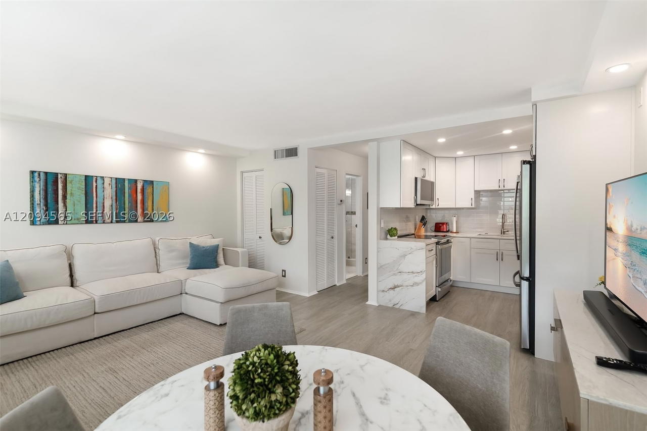 Real estate property located at 611 14th Ave #103, Broward, Park Court Condo, Fort Lauderdale, FL
