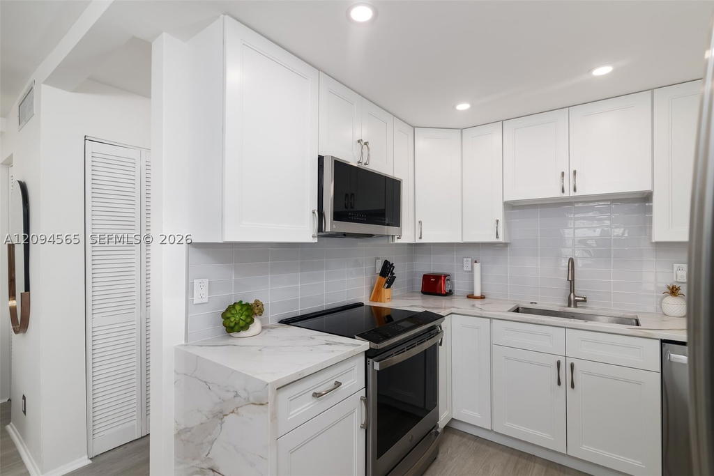 Real estate property located at 611 14th Ave #103, Broward, Park Court Condo, Fort Lauderdale, FL