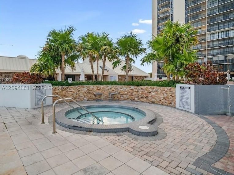 Real estate property located at 20301 Country Club Dr #1025, Miami-dade, Coronado Condo- Tower Ii, Aventura, FL