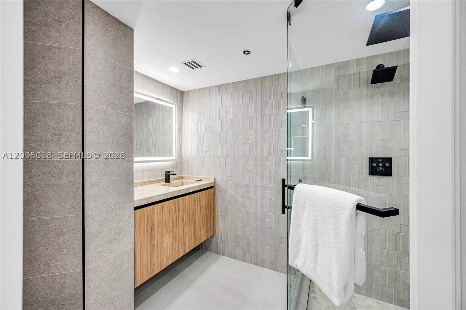 Real estate property located at 20185 Country Club Dr. #1904, Miami-dade, The Landmark Condo, Aventura, FL