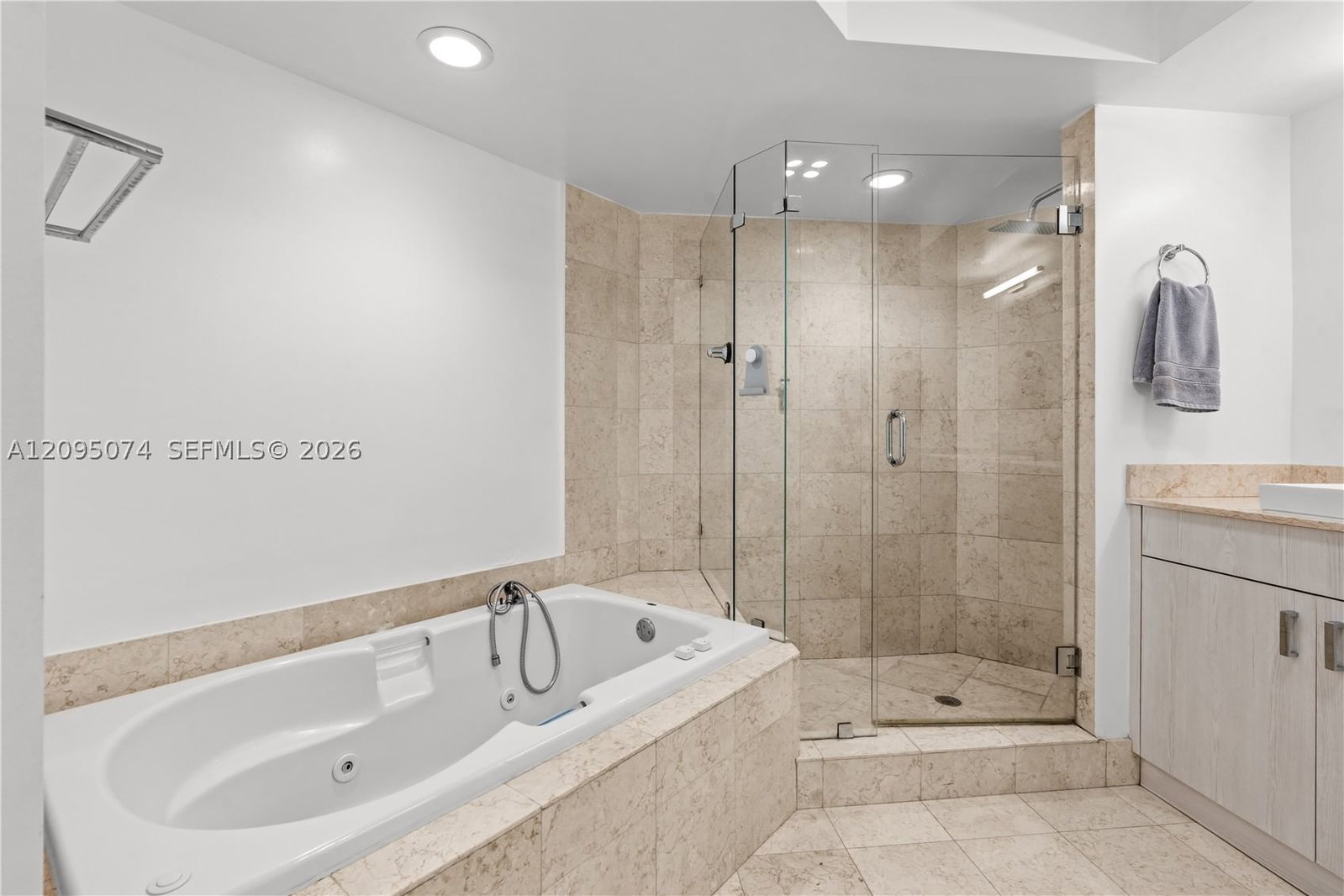 Real estate property located at 21055 Yacht Club Dr #1703, Miami-dade, South Tower At The Point, Aventura, FL