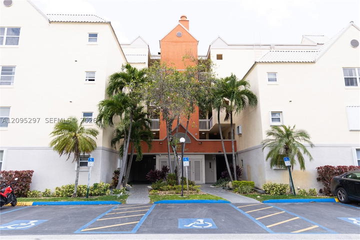 Real estate property located at 8225 Lake Dr #203, Miami-dade, Las Vistas At Doral Condo, Doral, FL