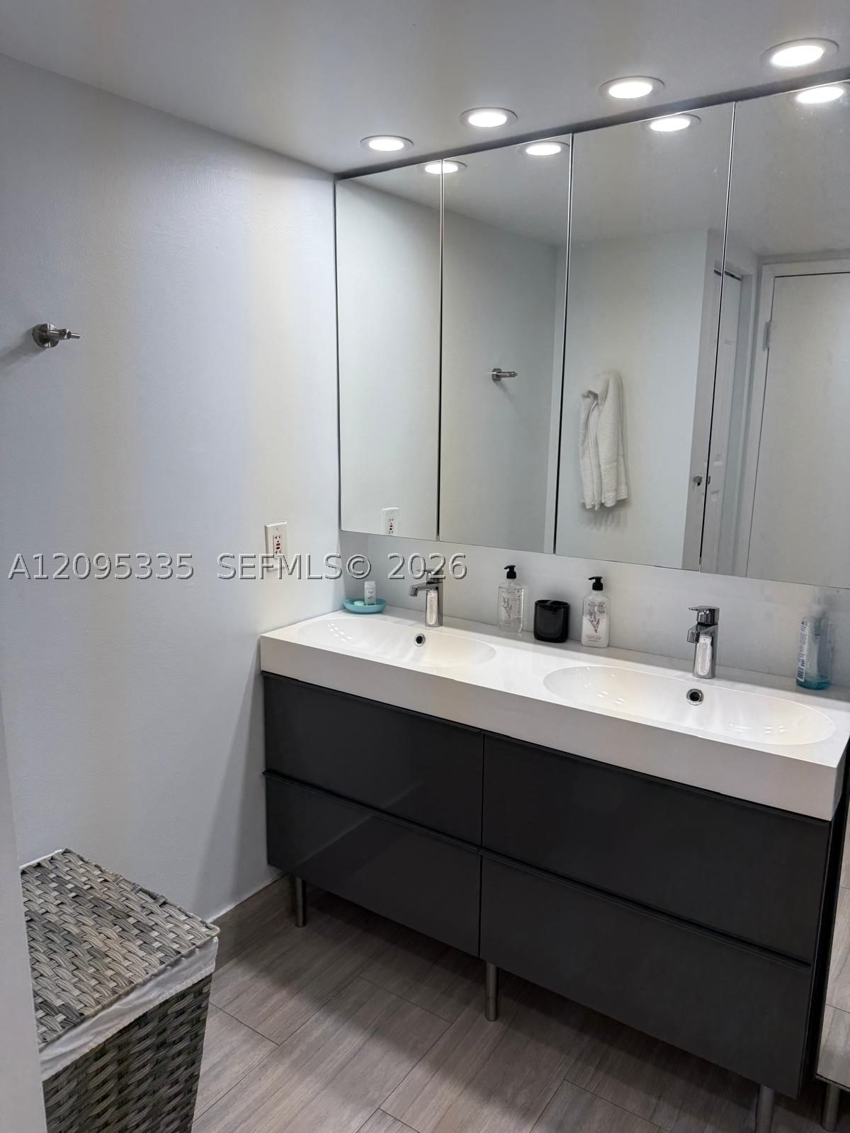 Real estate property located at 3300 192nd St #414, Miami-dade, Parc Central Aventura Eas, Aventura, FL