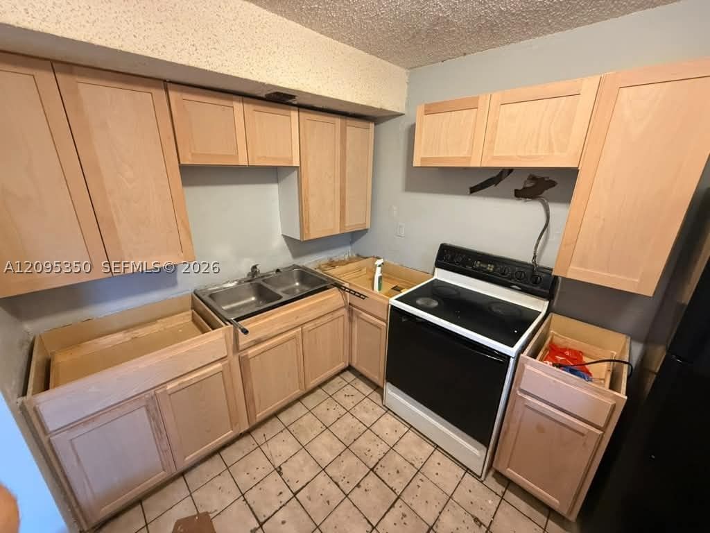 Real estate property located at 3710 21st St #109, Broward, Sunset Hills I Condominiu, Lauderdale Lakes, FL