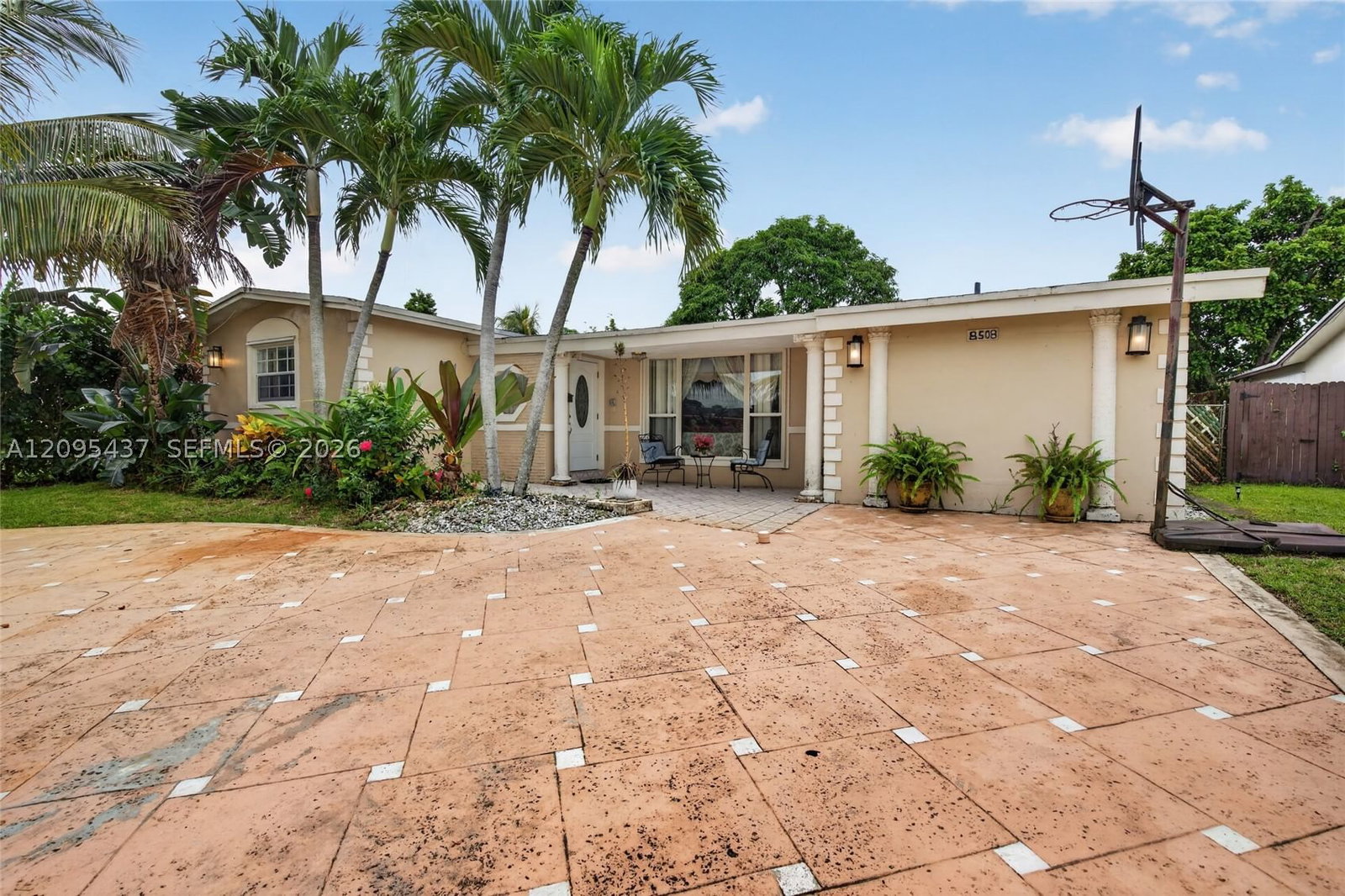 Real estate property located at 8508 Long Acre Dr, Broward, Knolls 1st Section, Miramar, FL