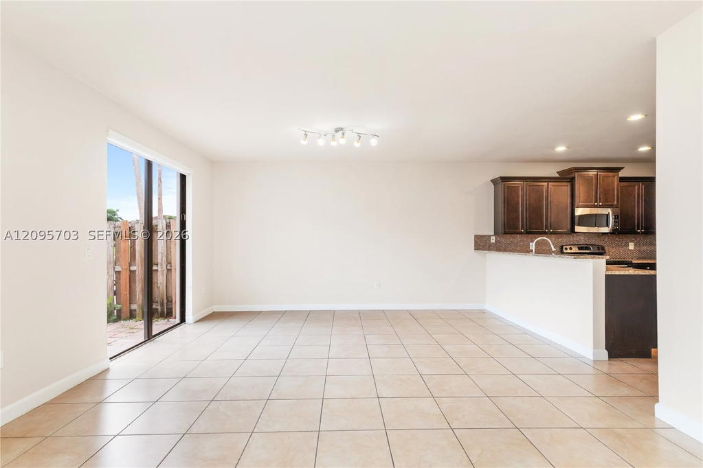 Real estate property located at 8965 98th Ave, Miami-dade, Doral Breeze, Doral, FL