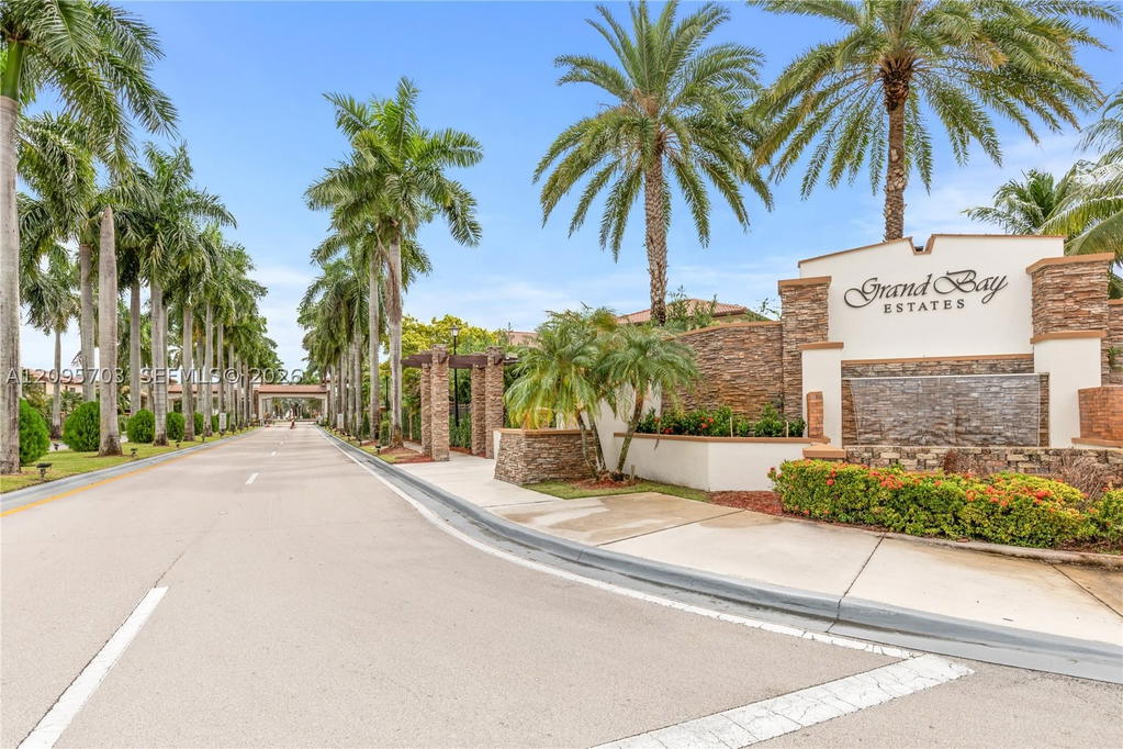 Real estate property located at 8965 98th Ave, Miami-dade, Doral Breeze, Doral, FL