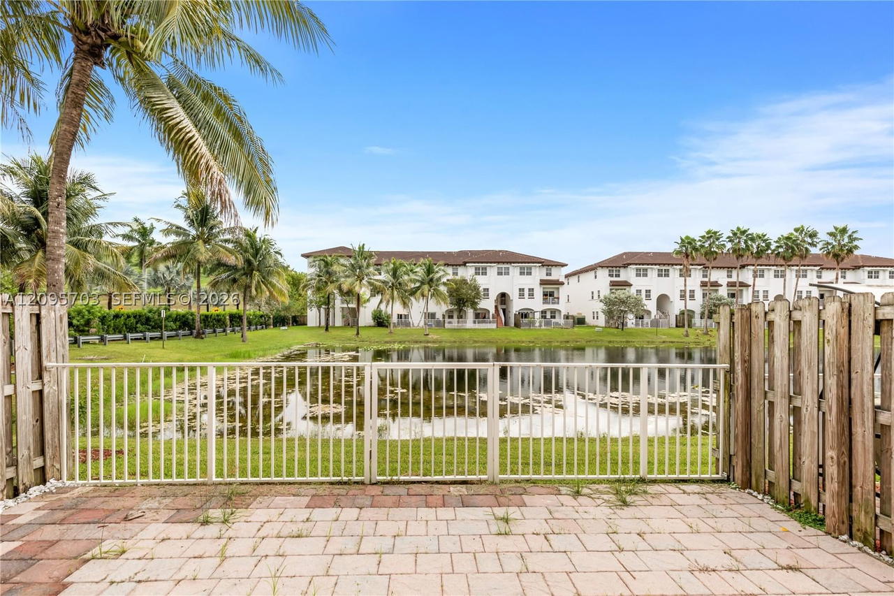 Real estate property located at 8965 98th Ave, Miami-dade, Doral Breeze, Doral, FL