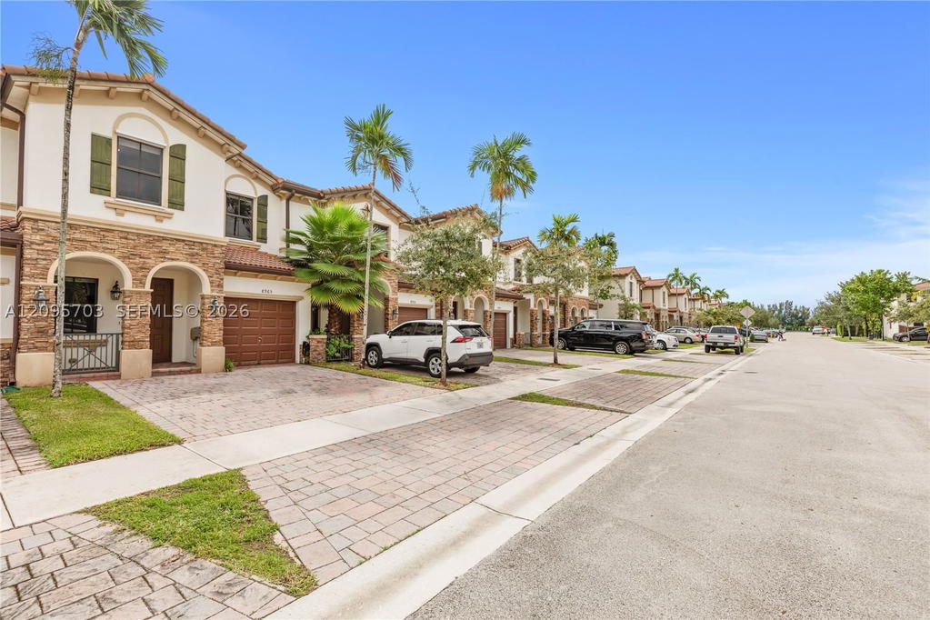 Real estate property located at 8965 98th Ave, Miami-dade, Doral Breeze, Doral, FL