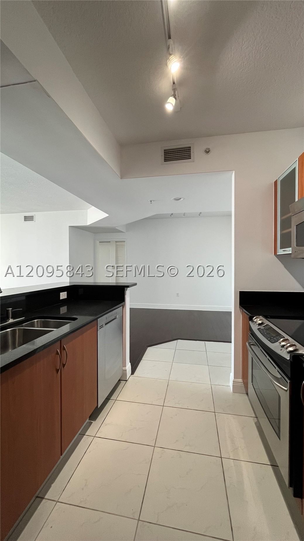 Real estate property located at 18800 29th Ave #1023, Miami-dade, Venture At Aventura East, Aventura, FL