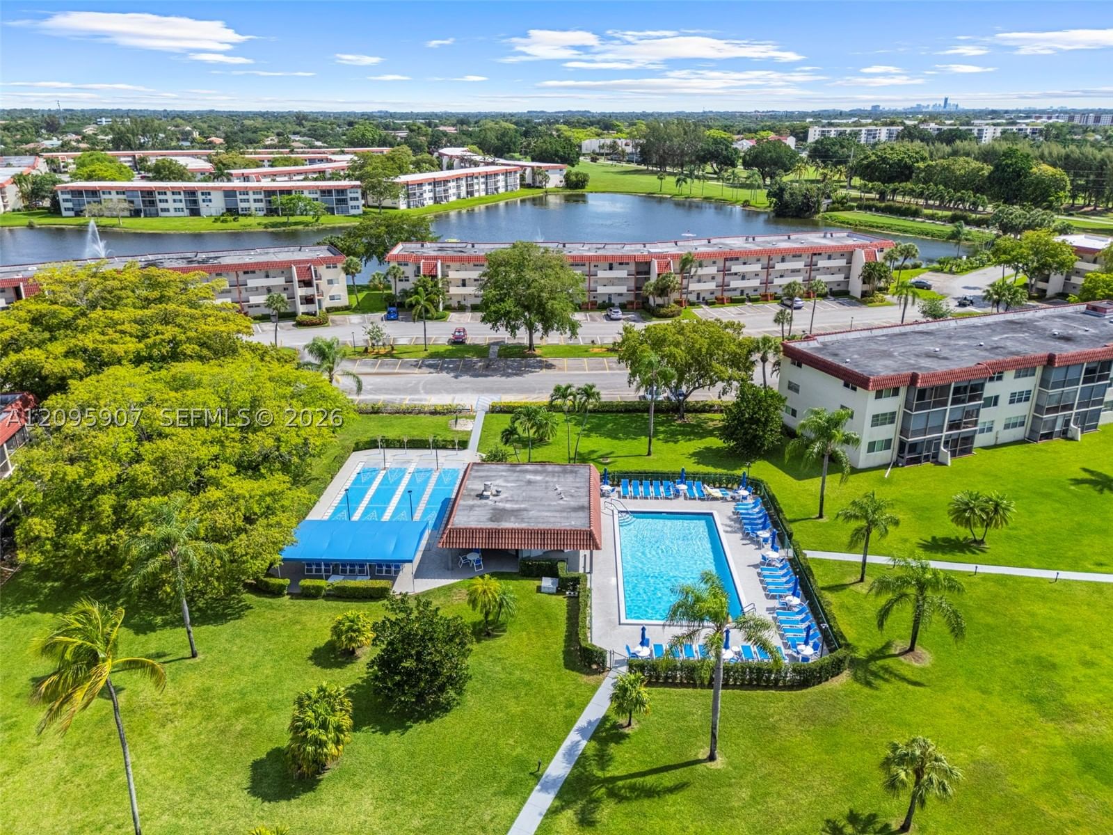 Real estate property located at 9820 Hollybrook Lake Dr #208, Broward, Hollybrook Golf And, Pembroke Pines, FL
