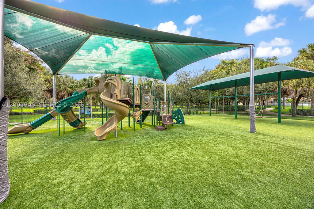 Real estate property located at 815 Falling Water Rd, Broward, Sector 4 North, Weston, FL