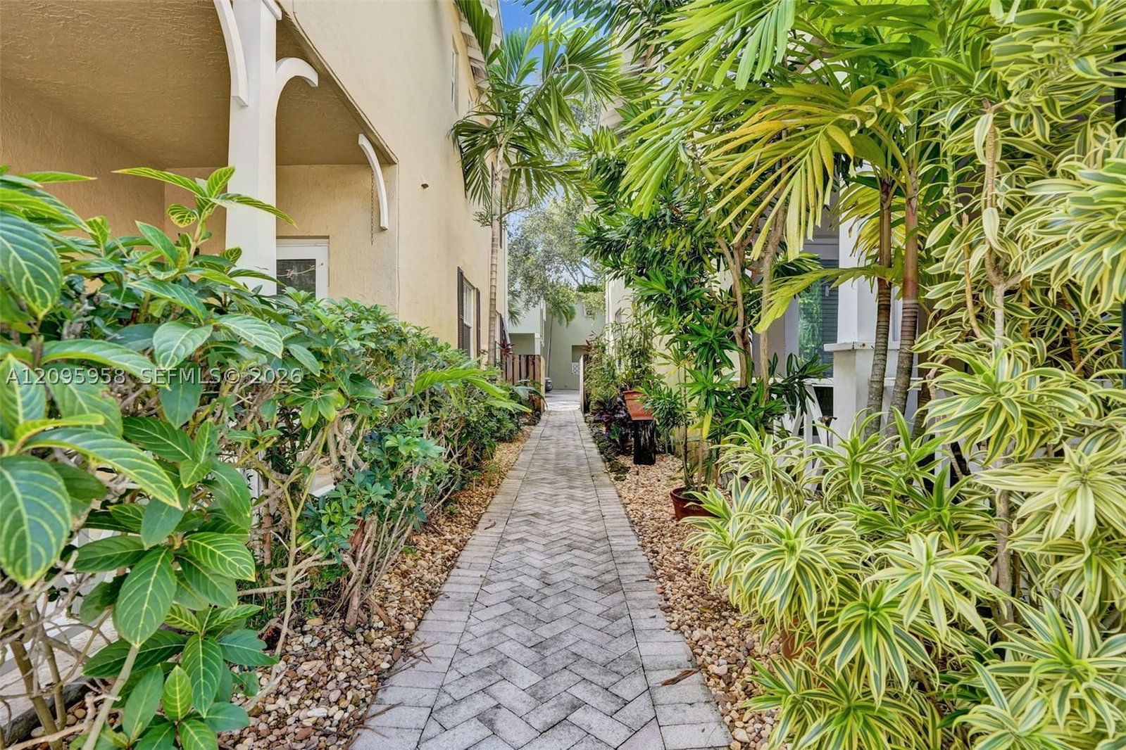 Real estate property located at 1212 Las Olas Blvd, Broward, Waverly Place, Fort Lauderdale, FL