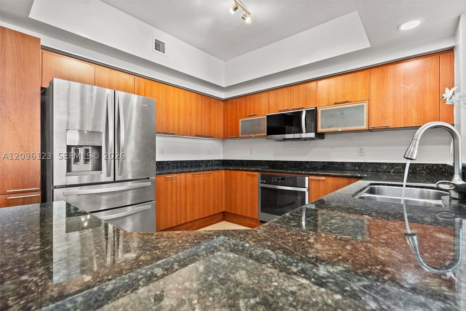 Real estate property located at 14951 Royal Oaks Ln #2008, Miami-dade, The Oaks I Condo, North Miami, FL