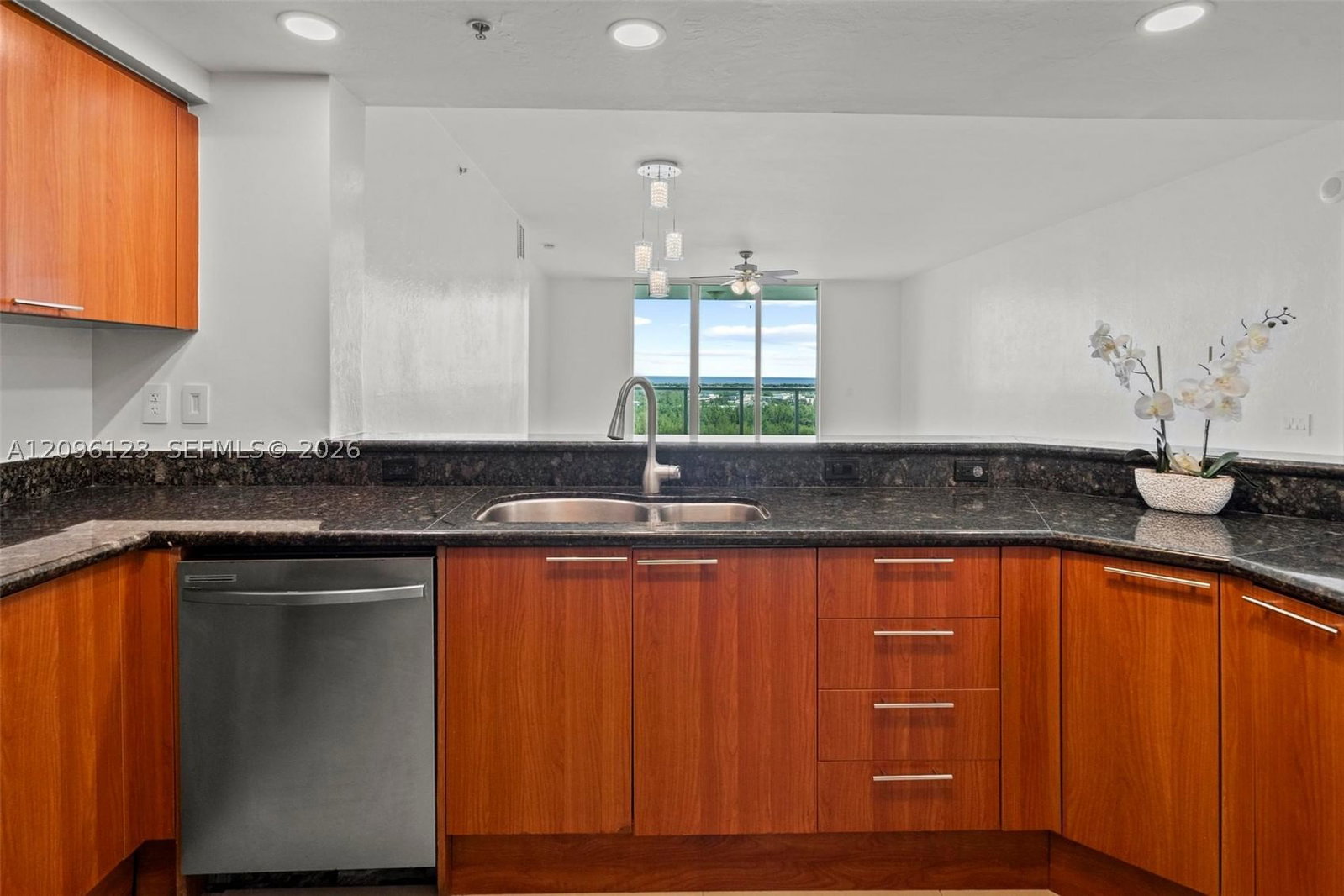 Real estate property located at 14951 Royal Oaks Ln #2008, Miami-dade, The Oaks I Condo, North Miami, FL