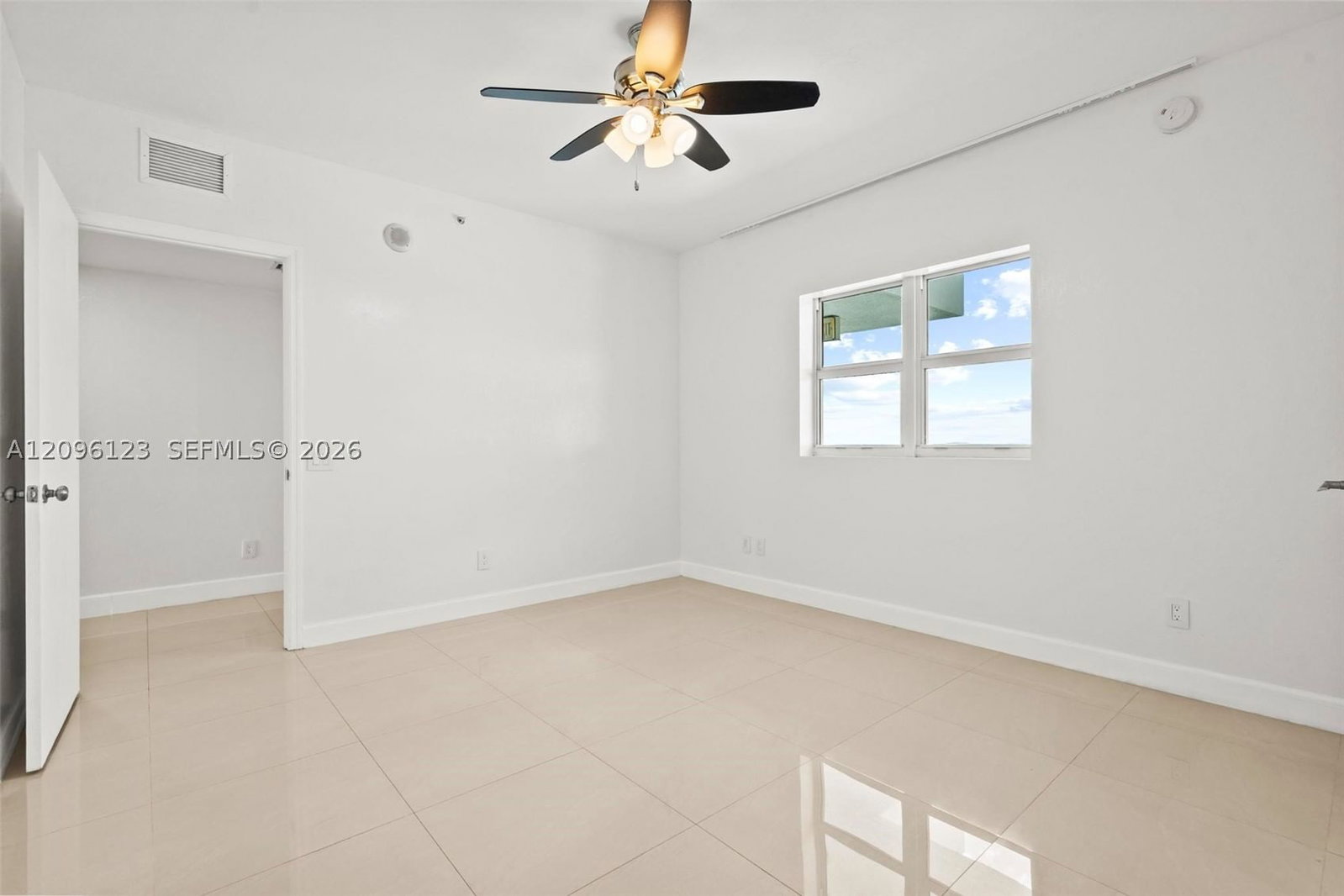 Real estate property located at 14951 Royal Oaks Ln #2008, Miami-dade, The Oaks I Condo, North Miami, FL