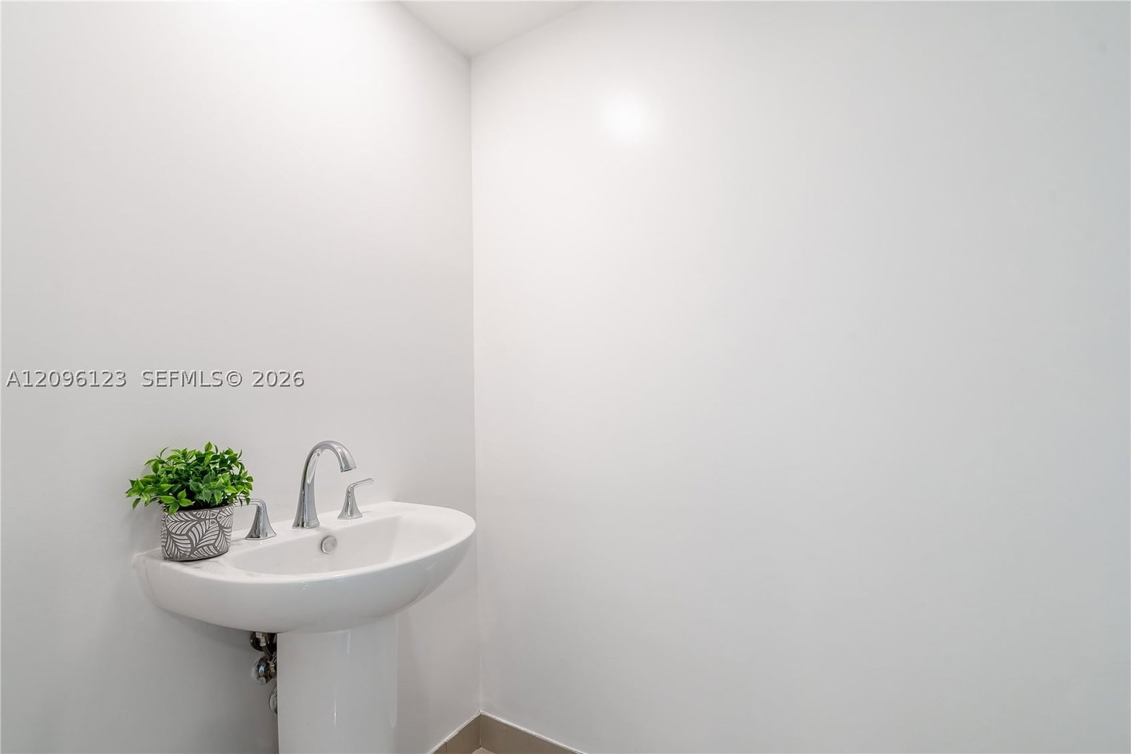 Real estate property located at 14951 Royal Oaks Ln #2008, Miami-dade, The Oaks I Condo, North Miami, FL