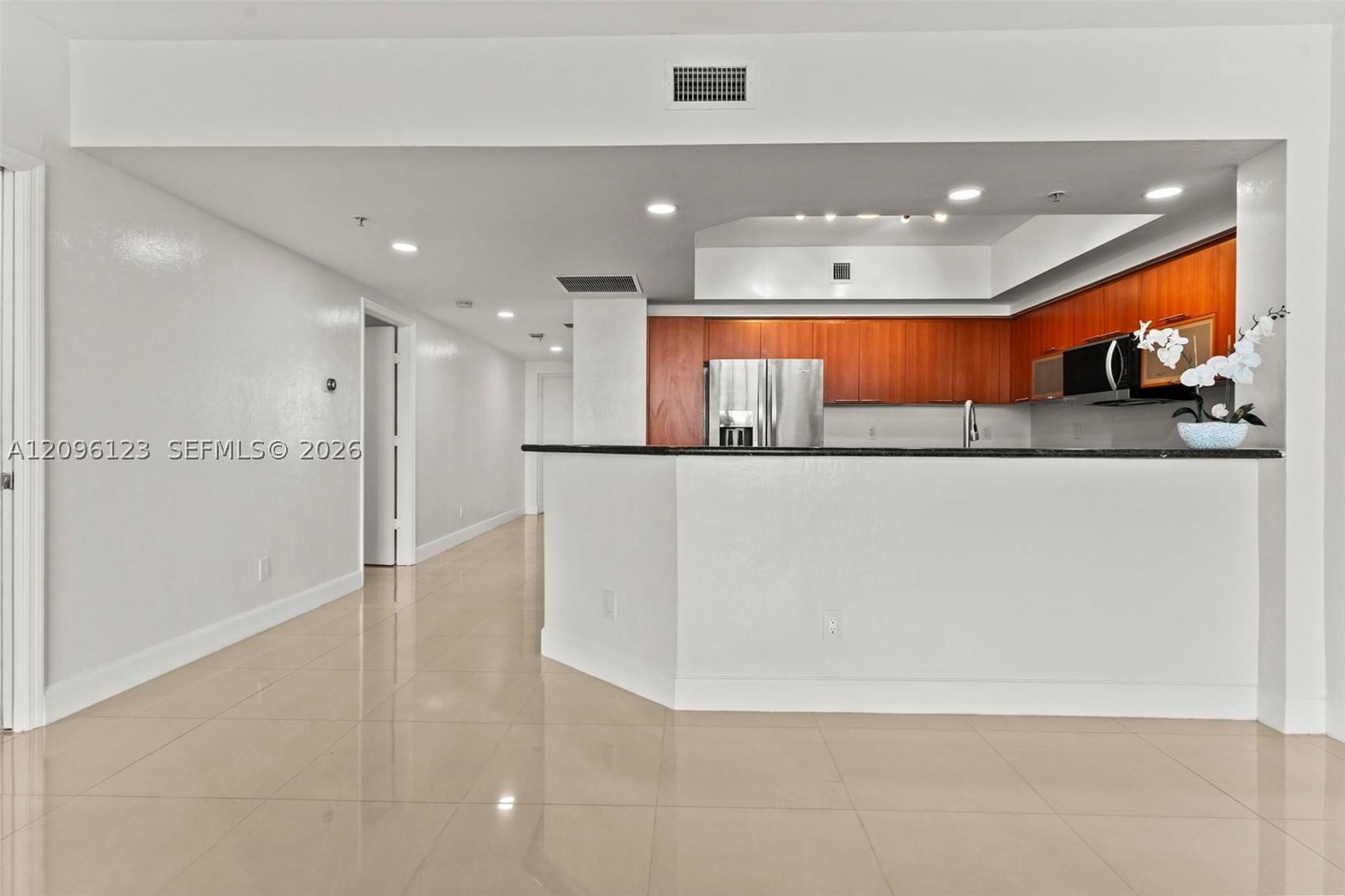 Real estate property located at 14951 Royal Oaks Ln #2008, Miami-dade, The Oaks I Condo, North Miami, FL