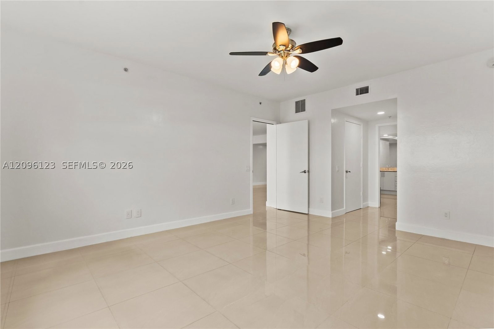 Real estate property located at 14951 Royal Oaks Ln #2008, Miami-dade, The Oaks I Condo, North Miami, FL