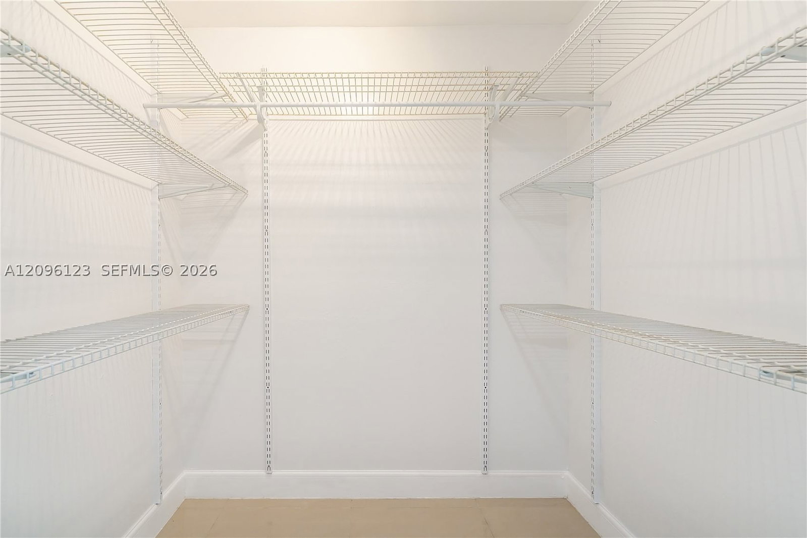 Real estate property located at 14951 Royal Oaks Ln #2008, Miami-dade, The Oaks I Condo, North Miami, FL