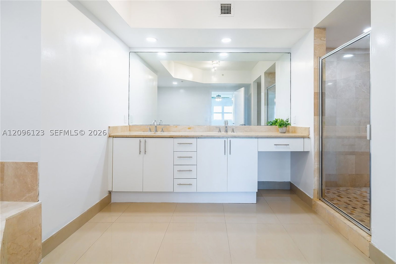 Real estate property located at 14951 Royal Oaks Ln #2008, Miami-dade, The Oaks I Condo, North Miami, FL