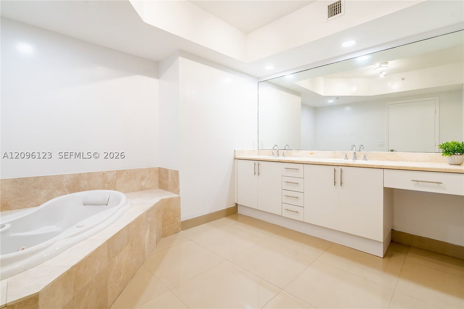 Real estate property located at 14951 Royal Oaks Ln #2008, Miami-dade, The Oaks I Condo, North Miami, FL