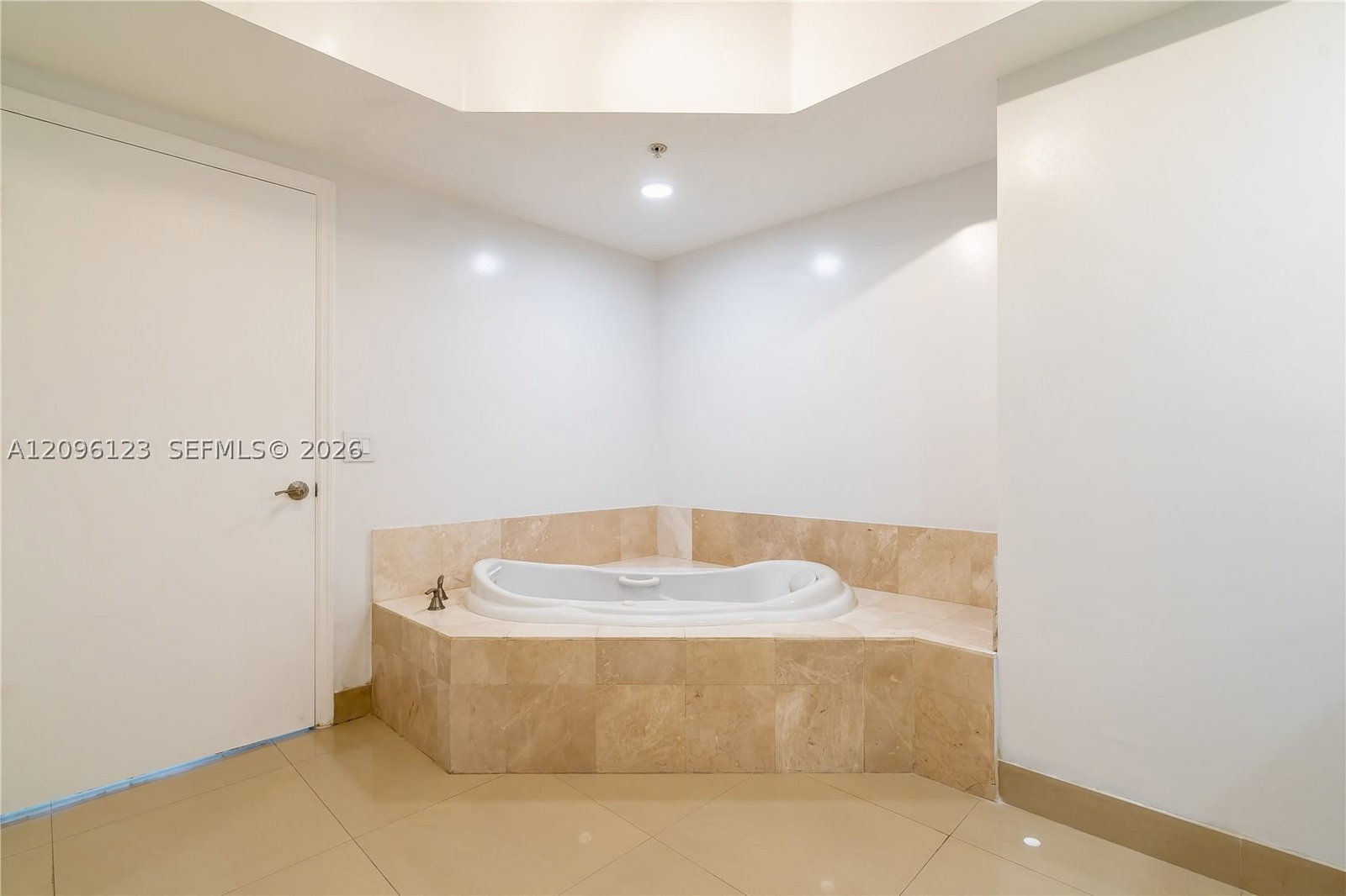 Real estate property located at 14951 Royal Oaks Ln #2008, Miami-dade, The Oaks I Condo, North Miami, FL