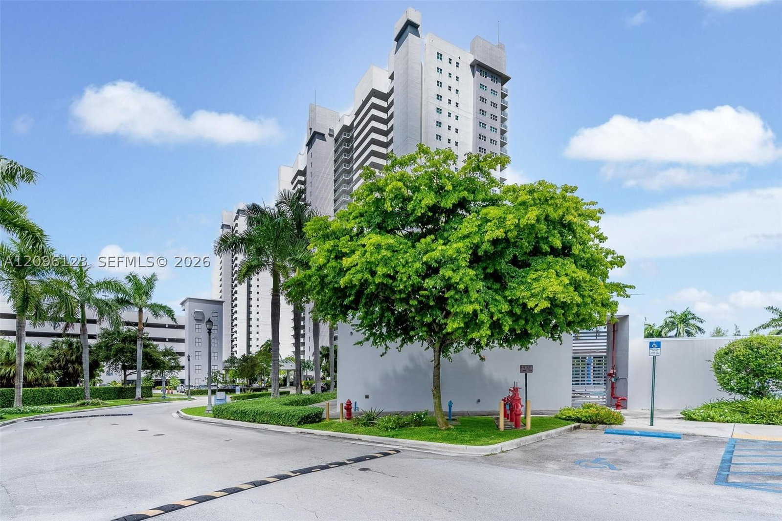 Real estate property located at 14951 Royal Oaks Ln #2008, Miami-dade, The Oaks I Condo, North Miami, FL