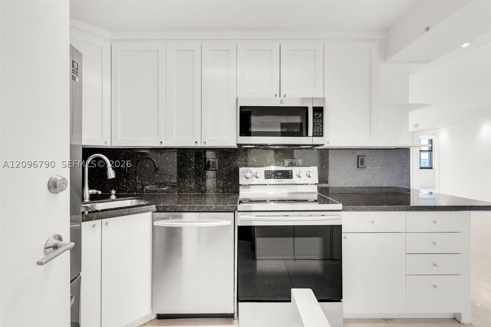 Real estate property located at 2333 Brickell Ave #1007, Miami-dade, Brickell Bay Club Condo, Miami, FL