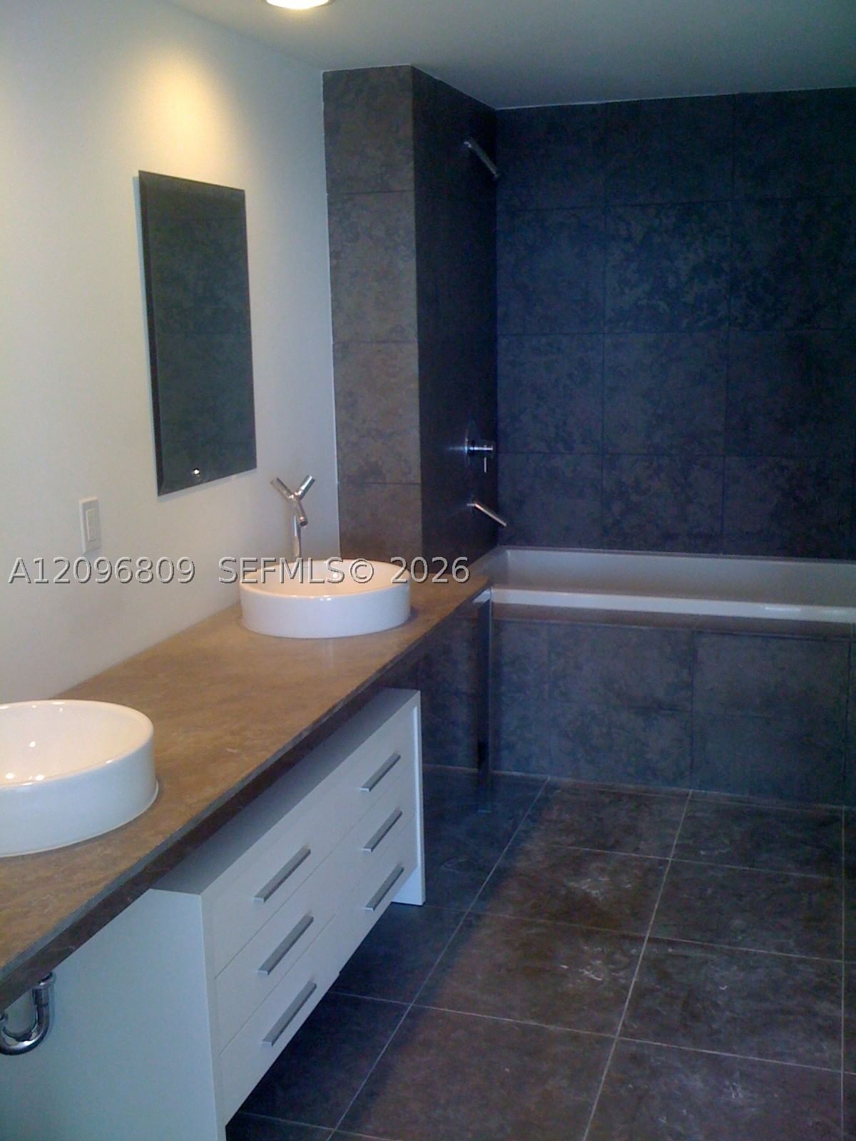 Real estate property located at 465 Brickell Ave #617, Miami-dade, Iconbrickell Condo, Miami, FL