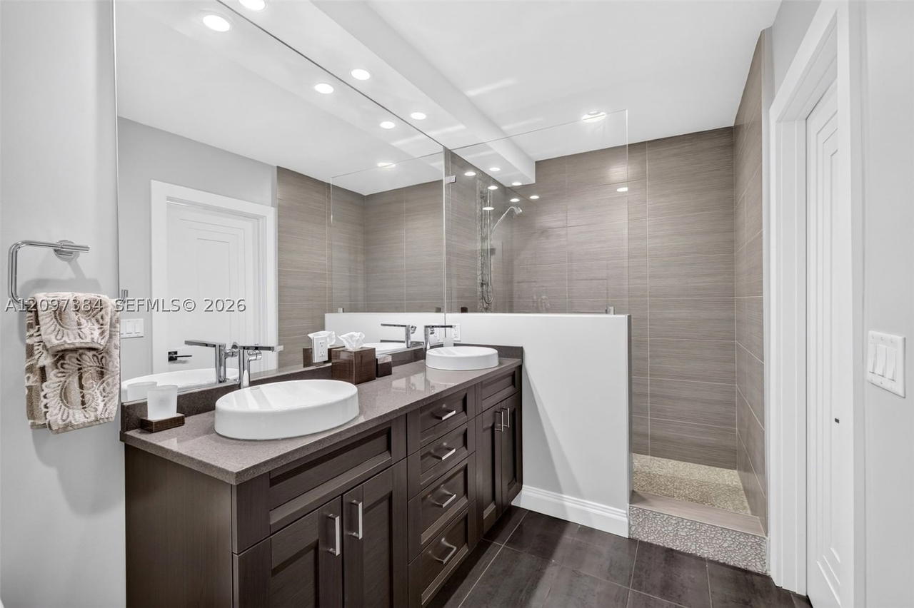 Real estate property located at 8 Port Side Dr #8A, Broward, Portside Yacht Club Condo, Fort Lauderdale, FL